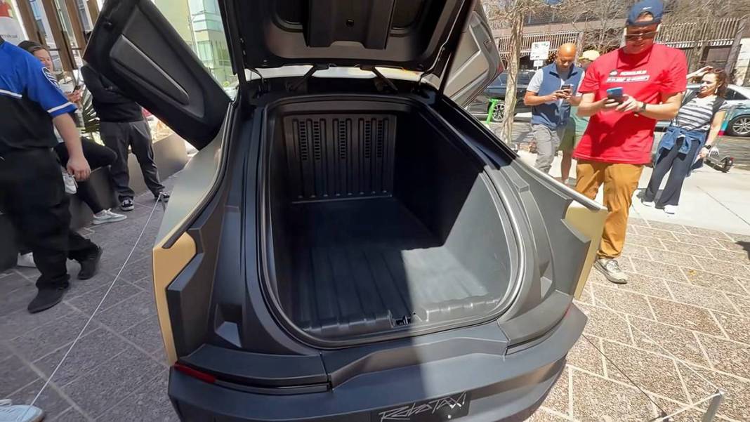 Tesla'nın yeni modeli üretime başlıyor: Ne direksiyon var, ne de pedal 9